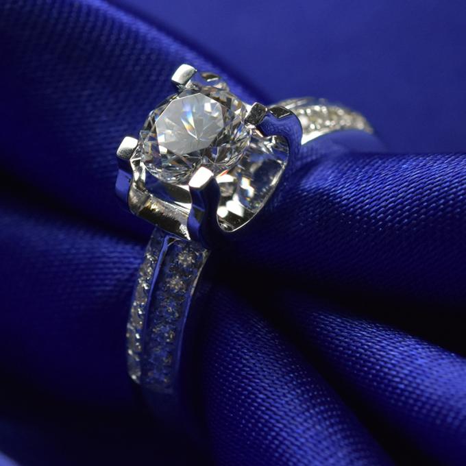 VVSの明快さ1ctの極度の白いダイヤモンドが付いている6.7G重量のMoissaniteの宝石類リング