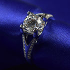 輝きは18Kホワイト ゴールド材料とのMoissaniteのダイヤモンドの婚約指輪1ct 6.5mmを切りました